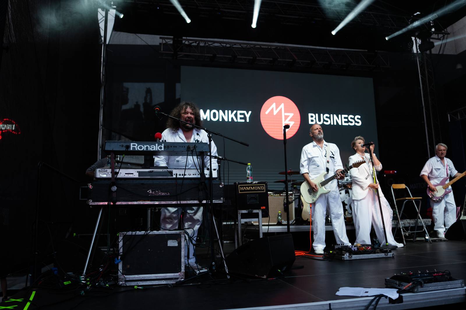 Hvězdný program v Karlových Varech pokračuje. Monkey Business rozproudili Mattoni Life Bar