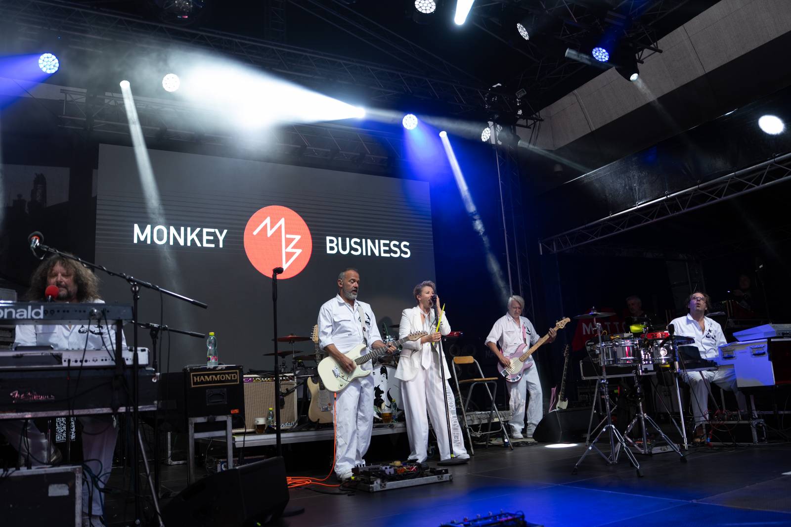 Hvězdný program v Karlových Varech pokračuje. Monkey Business rozproudili Mattoni Life Bar