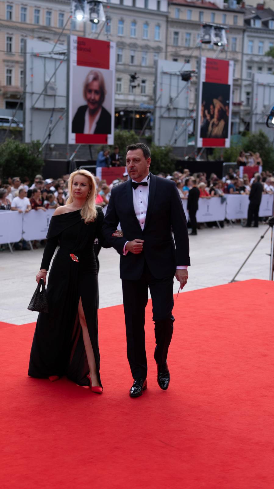 KVIFF uzavřel jubilejní ročník. Ocenění si odnesl i dokument o Báře Basikové