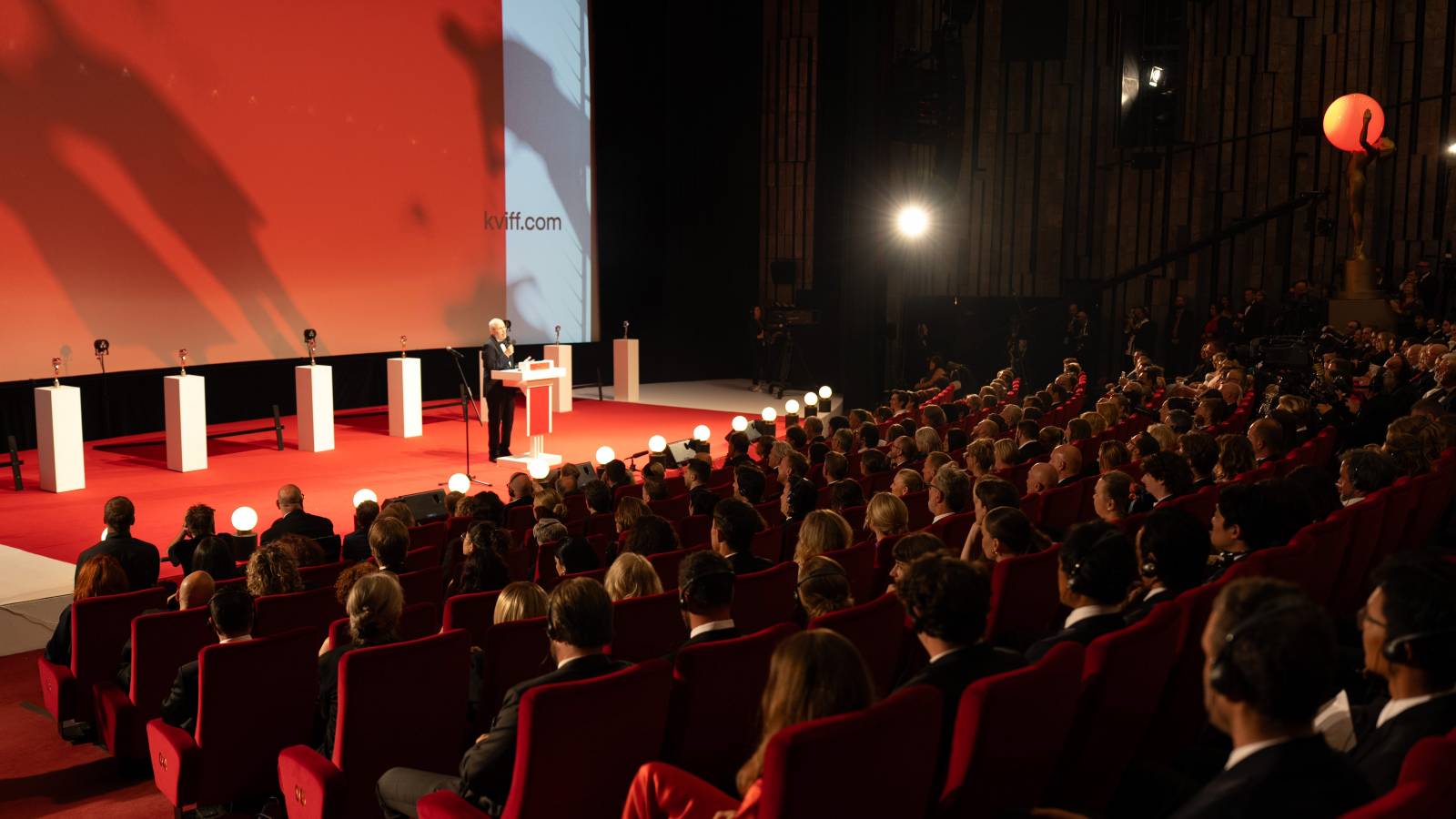 KVIFF uzavřel jubilejní ročník. Ocenění si odnesl i dokument o Báře Basikové