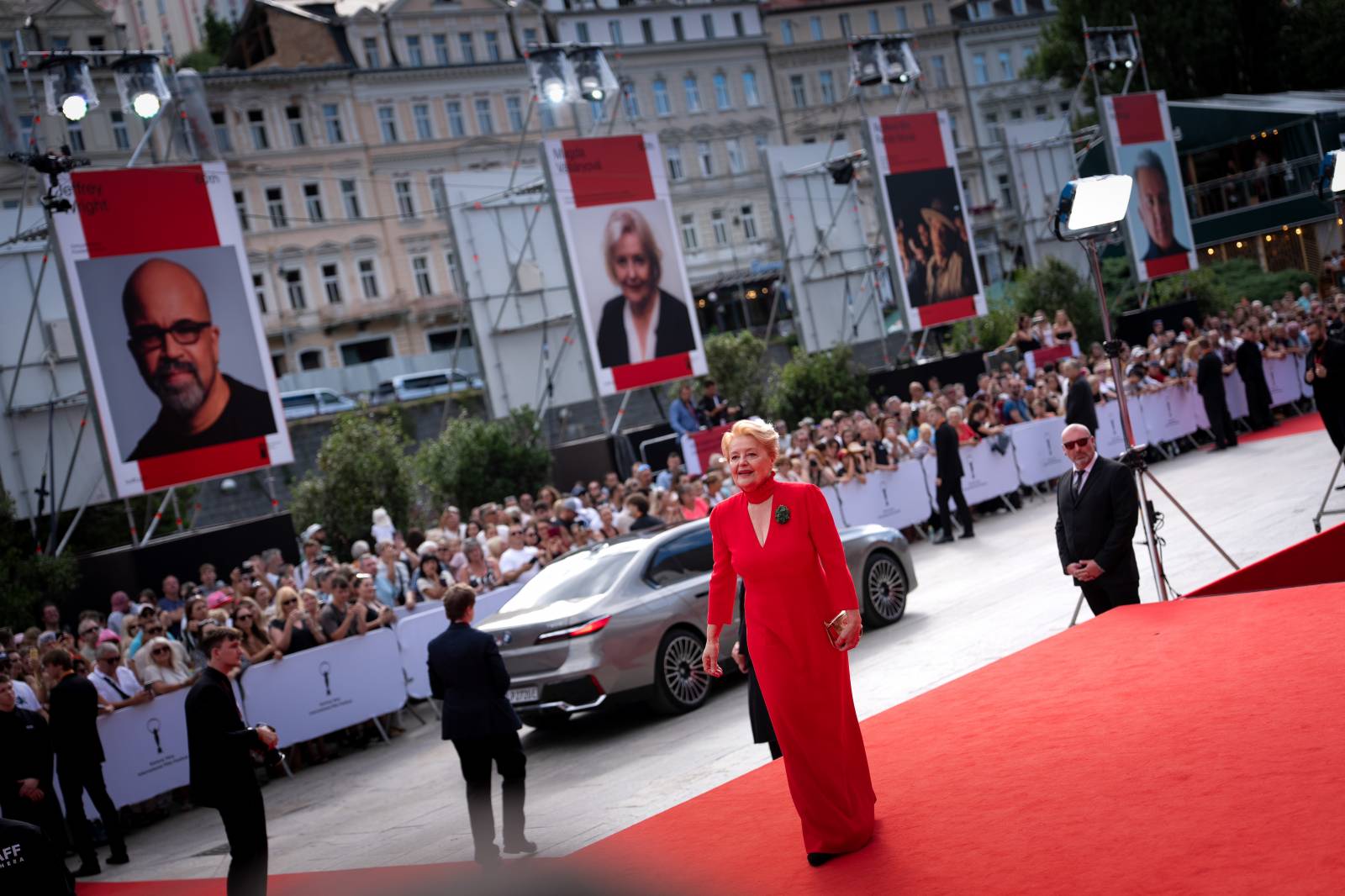 KVIFF uzavřel jubilejní ročník. Ocenění si odnesl i dokument o Báře Basikové