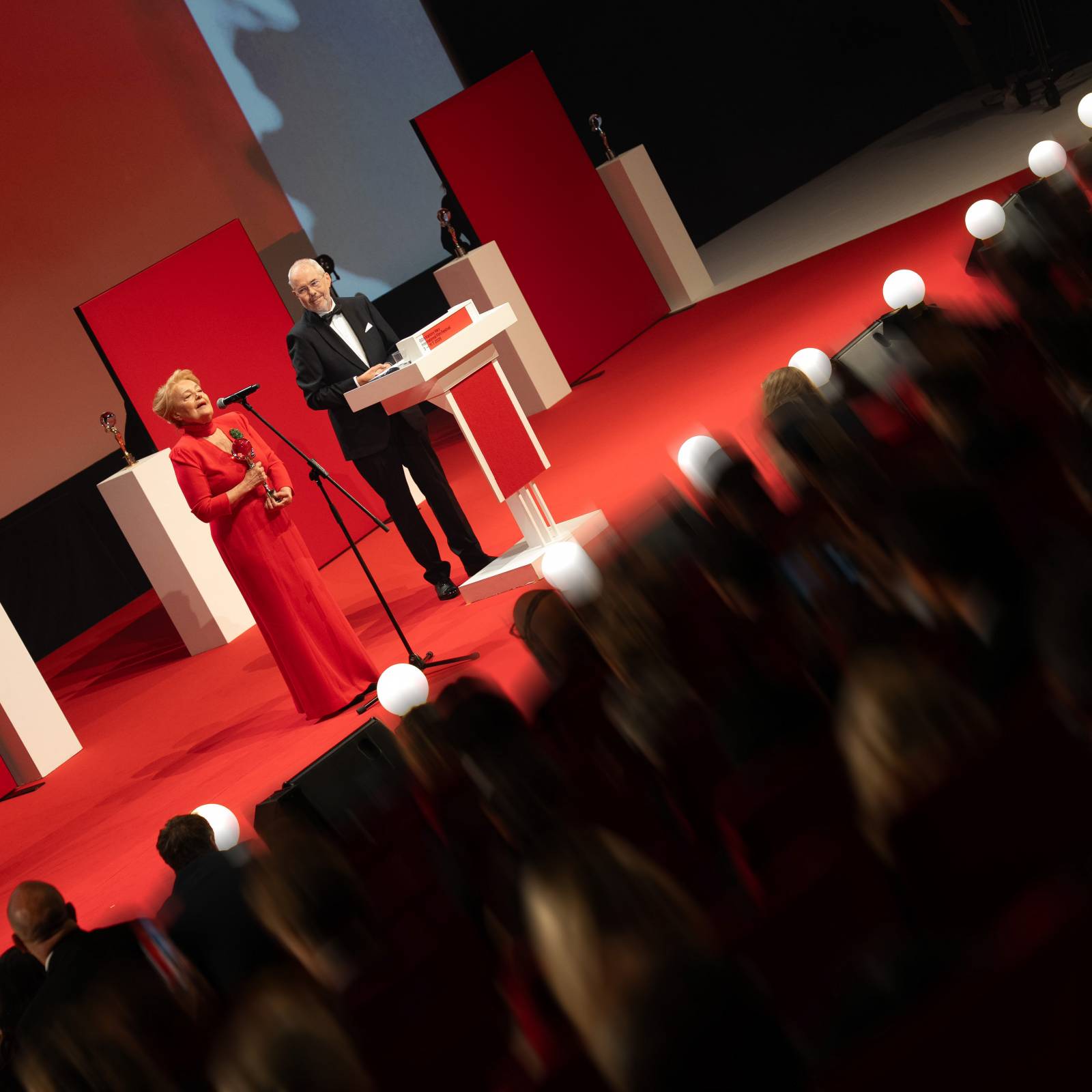 KVIFF uzavřel jubilejní ročník. Ocenění si odnesl i dokument o Báře Basikové