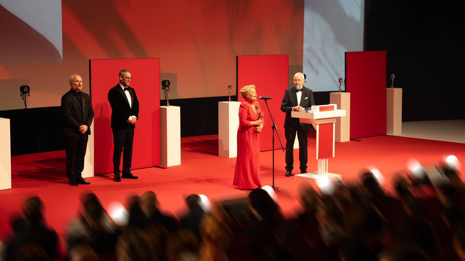 KVIFF uzavřel jubilejní ročník. Ocenění si odnesl i dokument o Báře Basikové