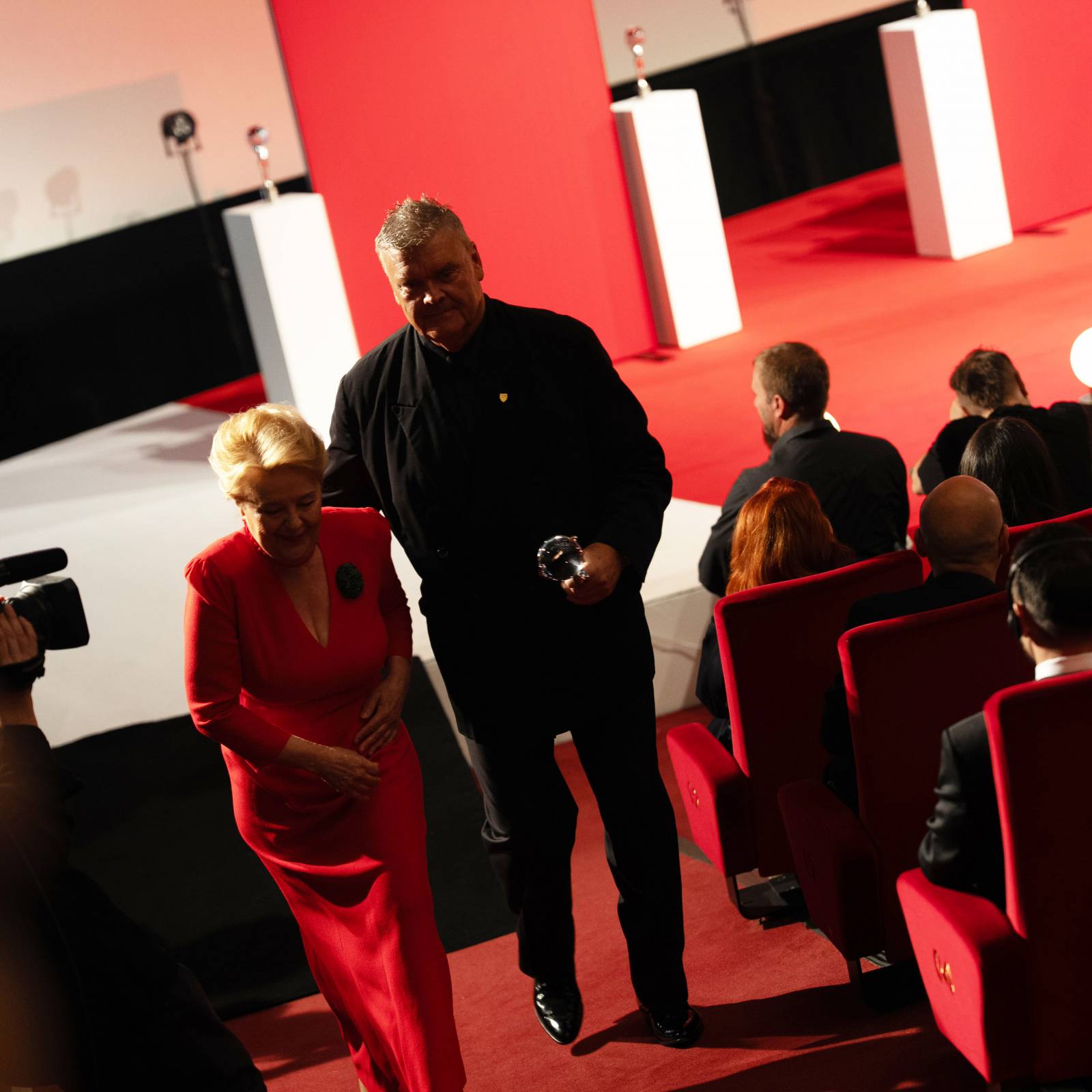KVIFF uzavřel jubilejní ročník. Ocenění si odnesl i dokument o Báře Basikové