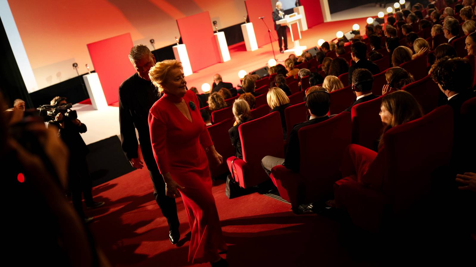 KVIFF uzavřel jubilejní ročník. Ocenění si odnesl i dokument o Báře Basikové