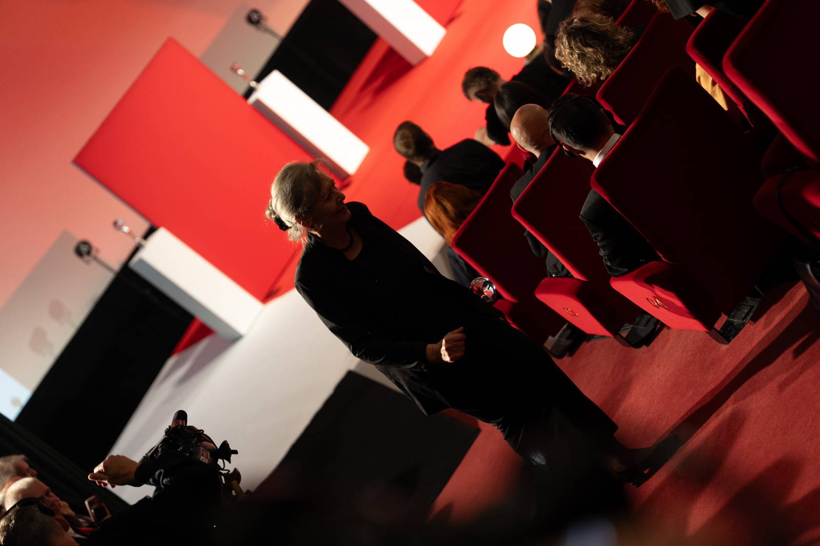 KVIFF uzavřel jubilejní ročník. Ocenění si odnesl i dokument o Báře Basikové
