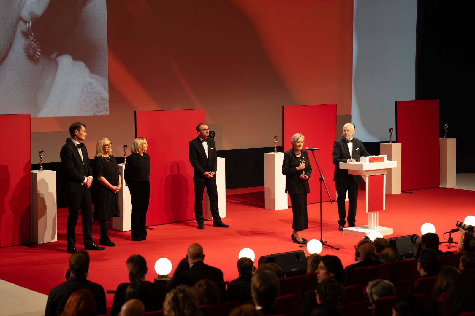 KVIFF uzavřel jubilejní ročník. Ocenění si odnesl i dokument o Báře Basikové