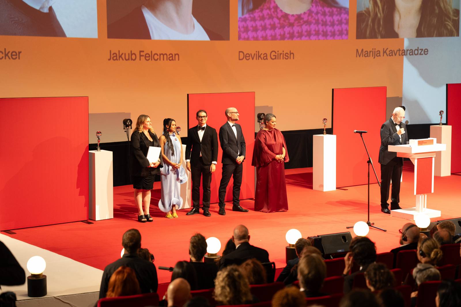 KVIFF uzavřel jubilejní ročník. Ocenění si odnesl i dokument o Báře Basikové