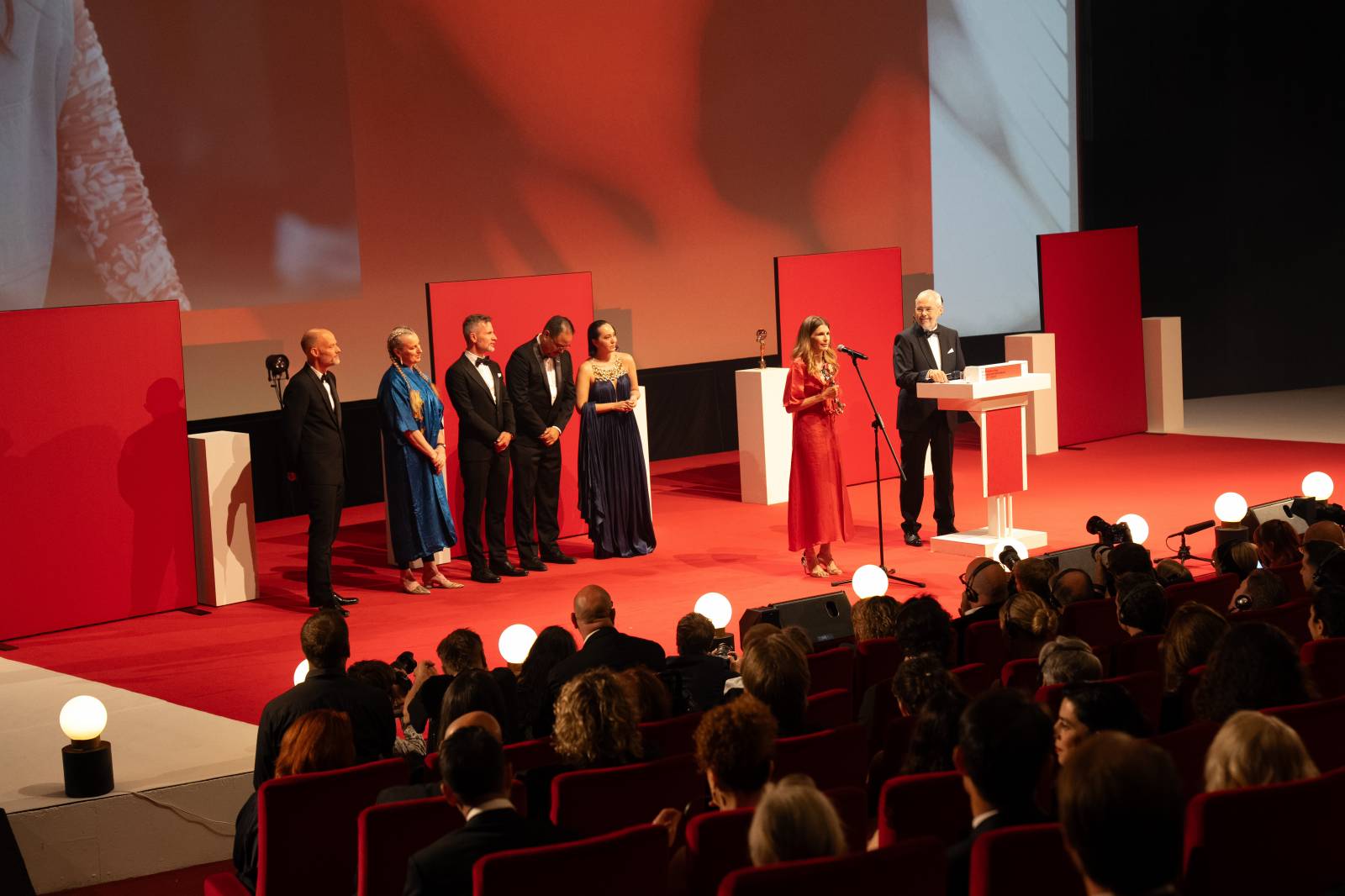 KVIFF uzavřel jubilejní ročník. Ocenění si odnesl i dokument o Báře Basikové