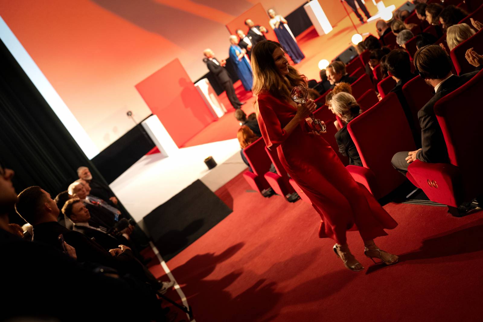KVIFF uzavřel jubilejní ročník. Ocenění si odnesl i dokument o Báře Basikové