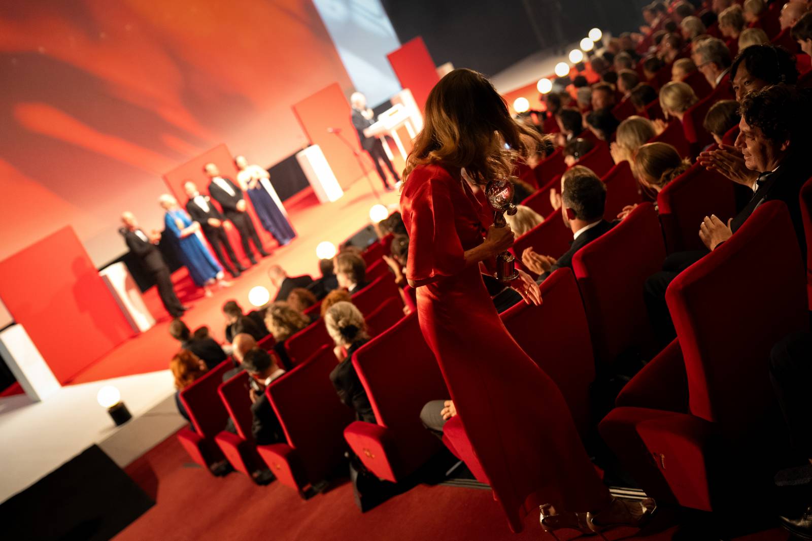 KVIFF uzavřel jubilejní ročník. Ocenění si odnesl i dokument o Báře Basikové