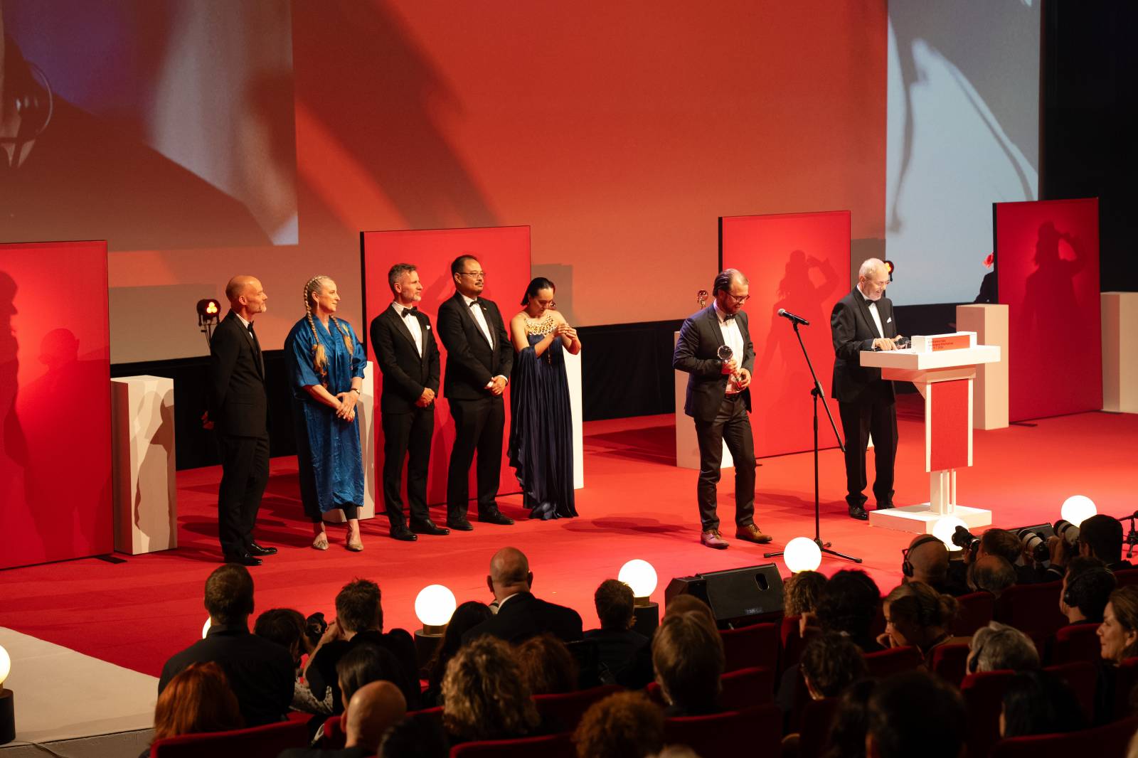 KVIFF uzavřel jubilejní ročník. Ocenění si odnesl i dokument o Báře Basikové
