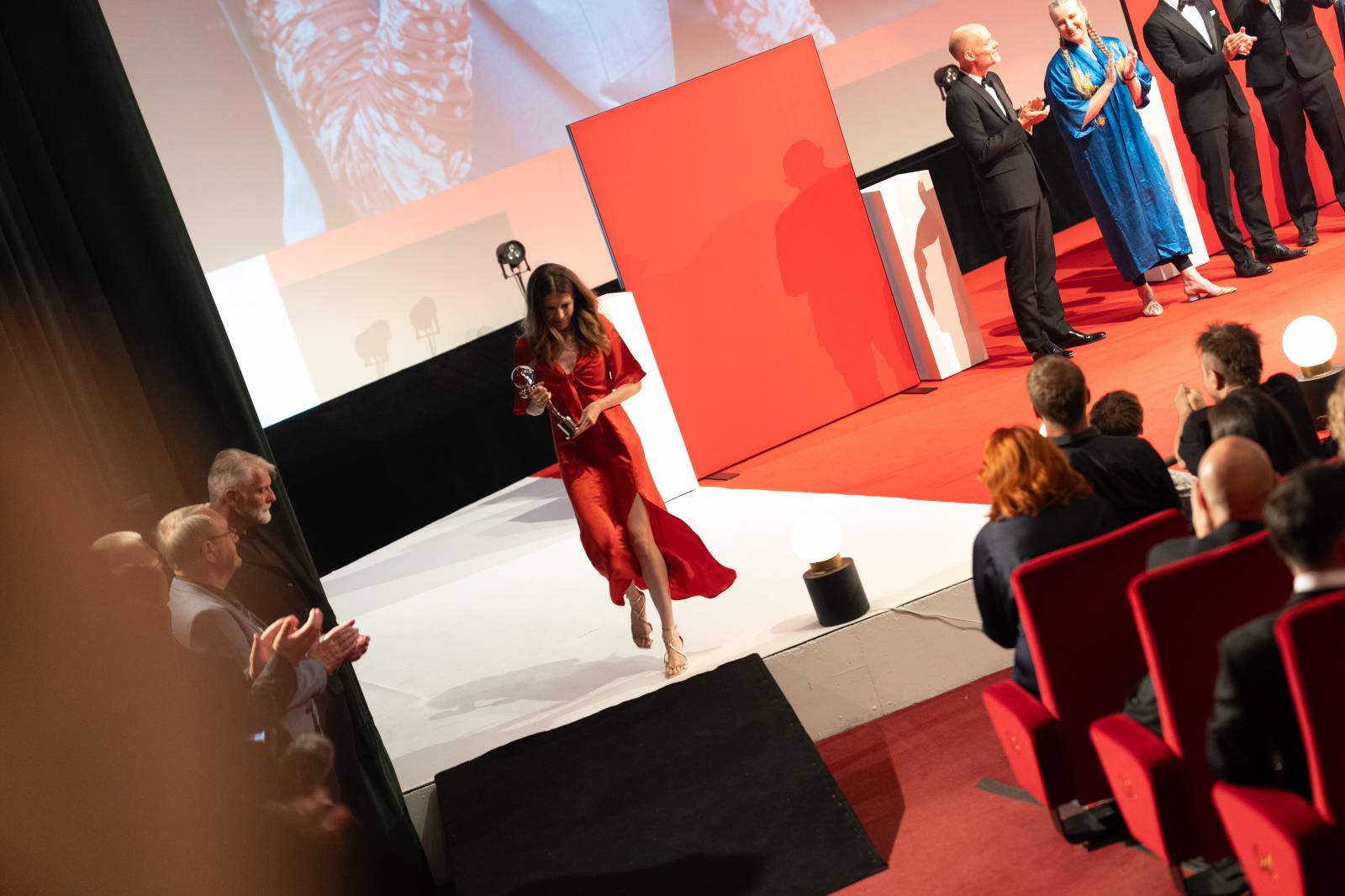 KVIFF uzavřel jubilejní ročník. Ocenění si odnesl i dokument o Báře Basikové