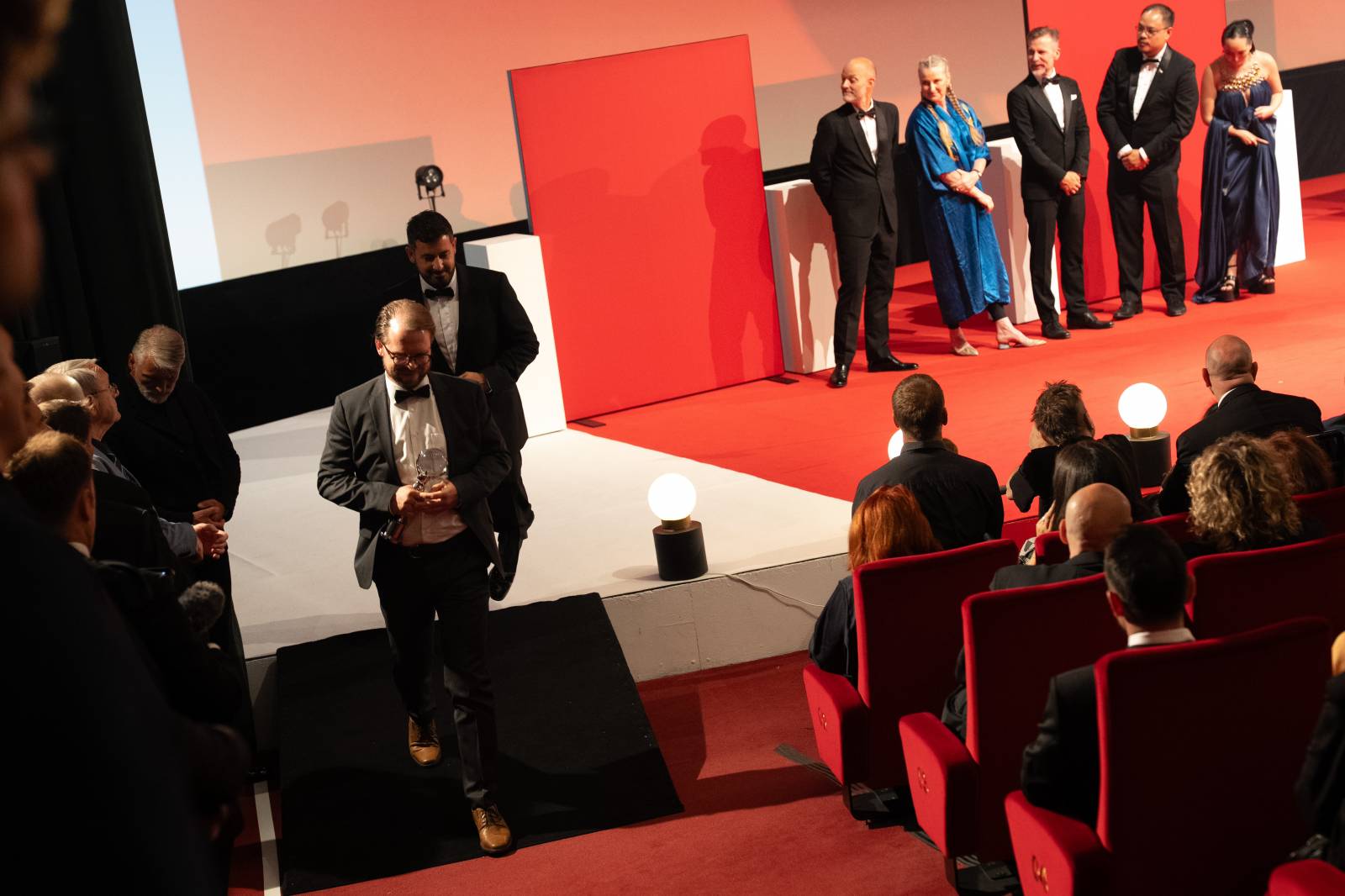 KVIFF uzavřel jubilejní ročník. Ocenění si odnesl i dokument o Báře Basikové