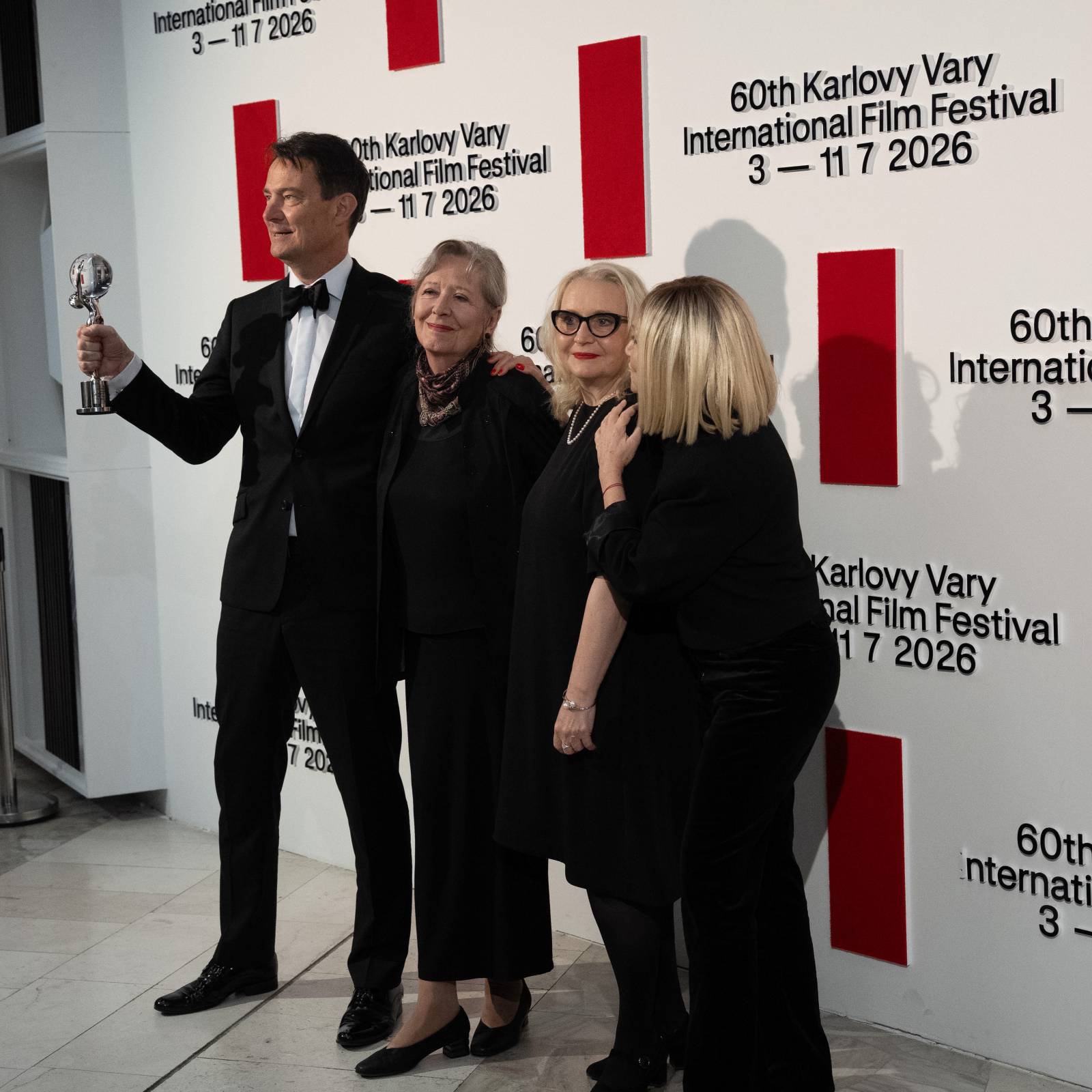 KVIFF uzavřel jubilejní ročník. Ocenění si odnesl i dokument o Báře Basikové