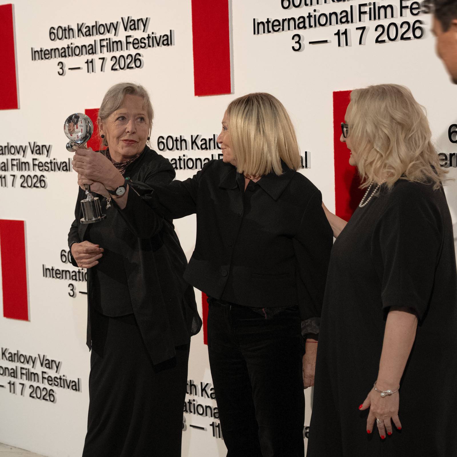 KVIFF uzavřel jubilejní ročník. Ocenění si odnesl i dokument o Báře Basikové