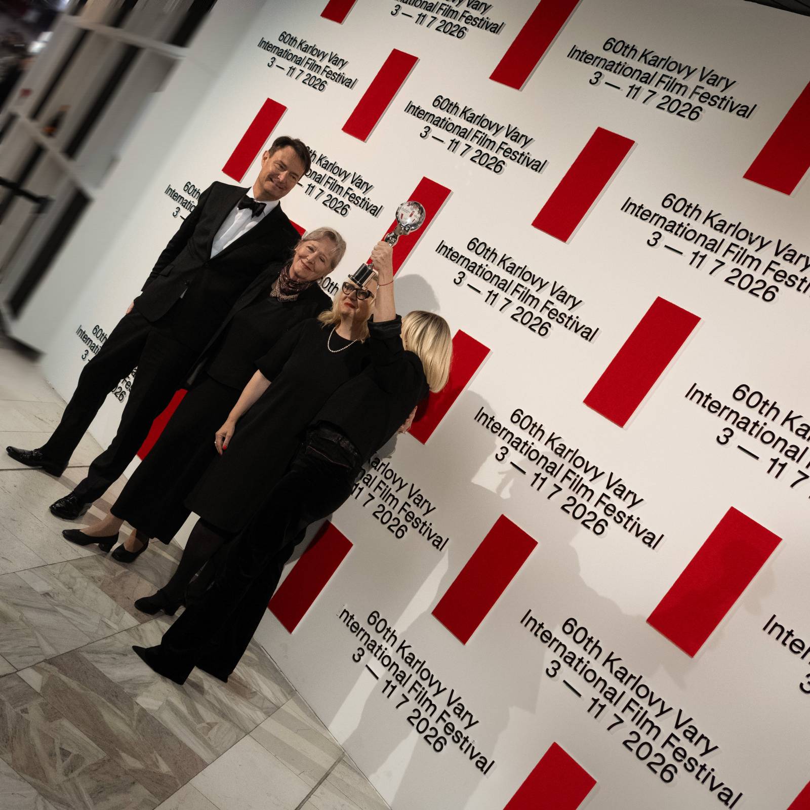 KVIFF uzavřel jubilejní ročník. Ocenění si odnesl i dokument o Báře Basikové