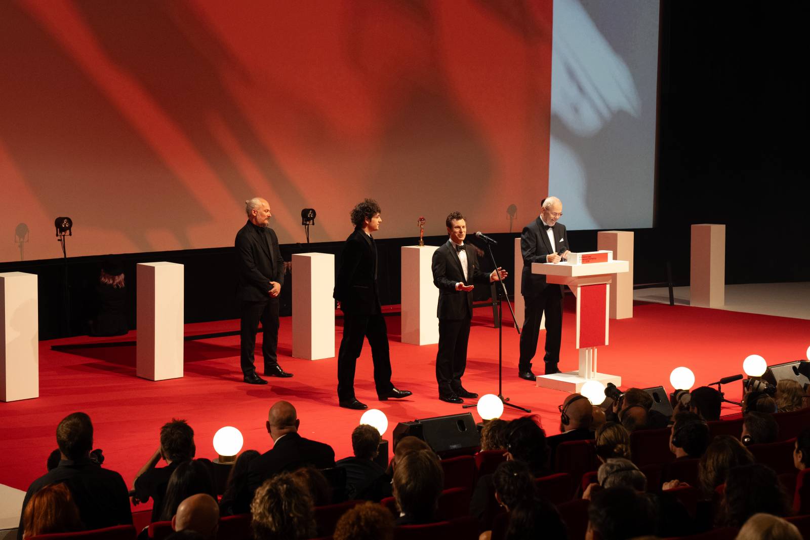 KVIFF uzavřel jubilejní ročník. Ocenění si odnesl i dokument o Báře Basikové