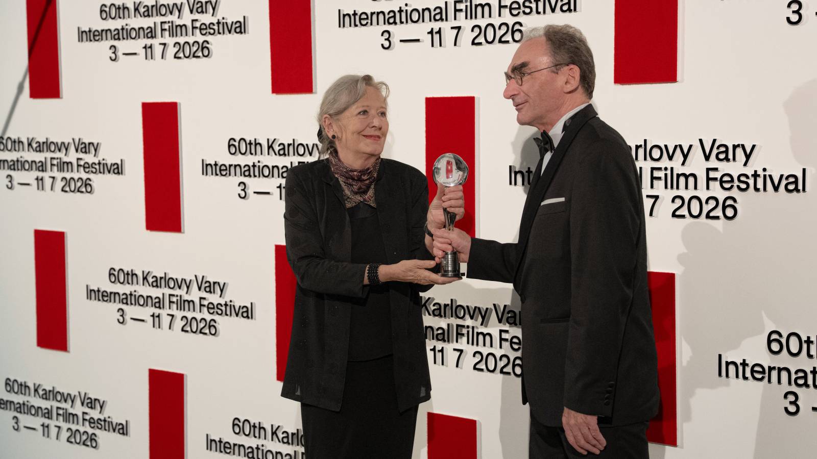 KVIFF uzavřel jubilejní ročník. Ocenění si odnesl i dokument o Báře Basikové
