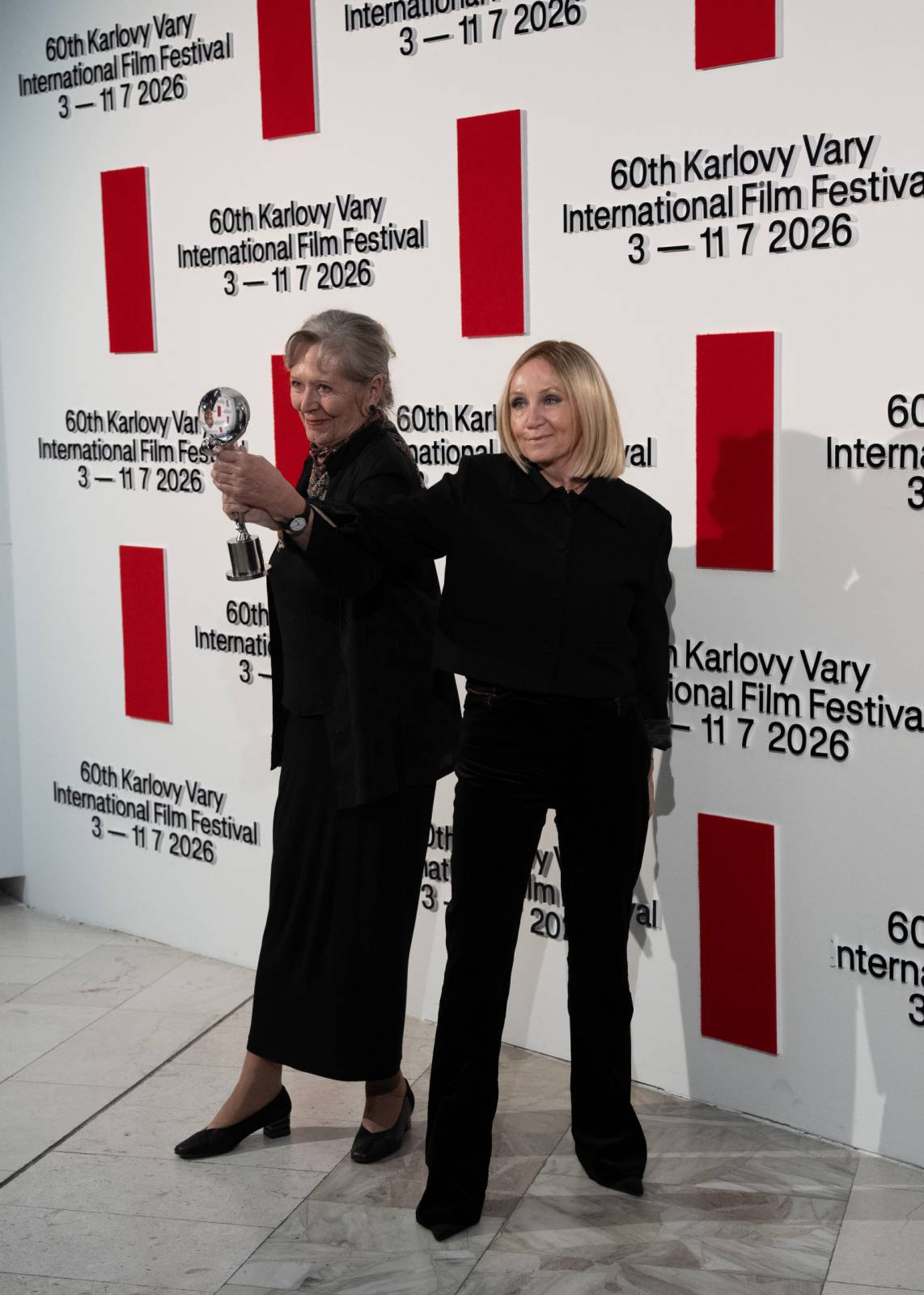 KVIFF uzavřel jubilejní ročník. Ocenění si odnesl i dokument o Báře Basikové