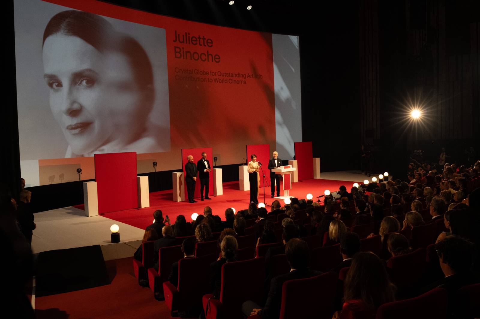 KVIFF uzavřel jubilejní ročník. Ocenění si odnesl i dokument o Báře Basikové