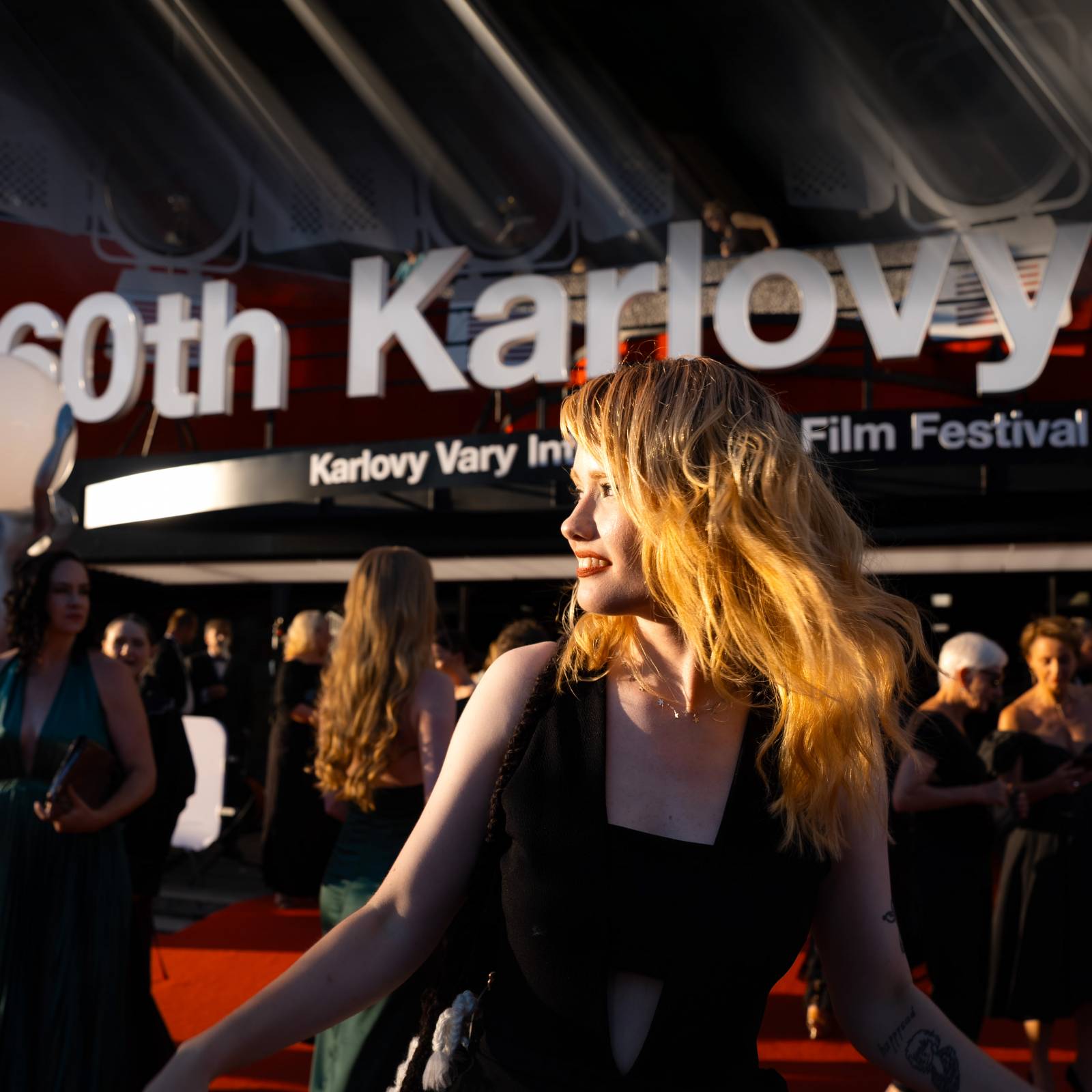 KVIFF uzavřel jubilejní ročník. Ocenění si odnesl i dokument o Báře Basikové