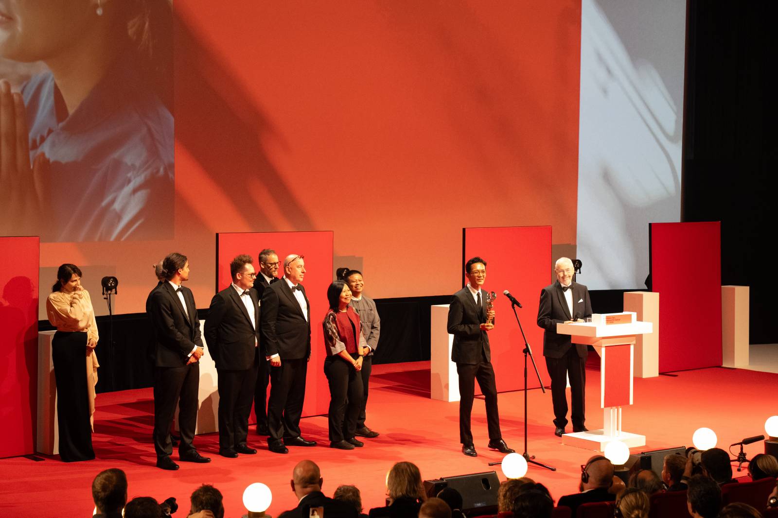 KVIFF uzavřel jubilejní ročník. Ocenění si odnesl i dokument o Báře Basikové