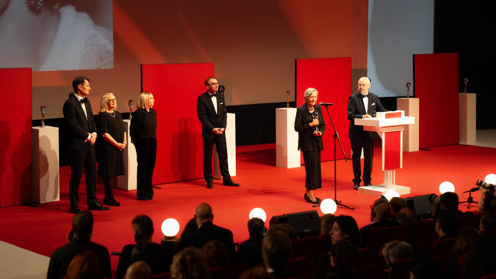 KVIFF uzavřel jubilejní ročník. Ocenění si odnesl i dokument o Báře Basikové