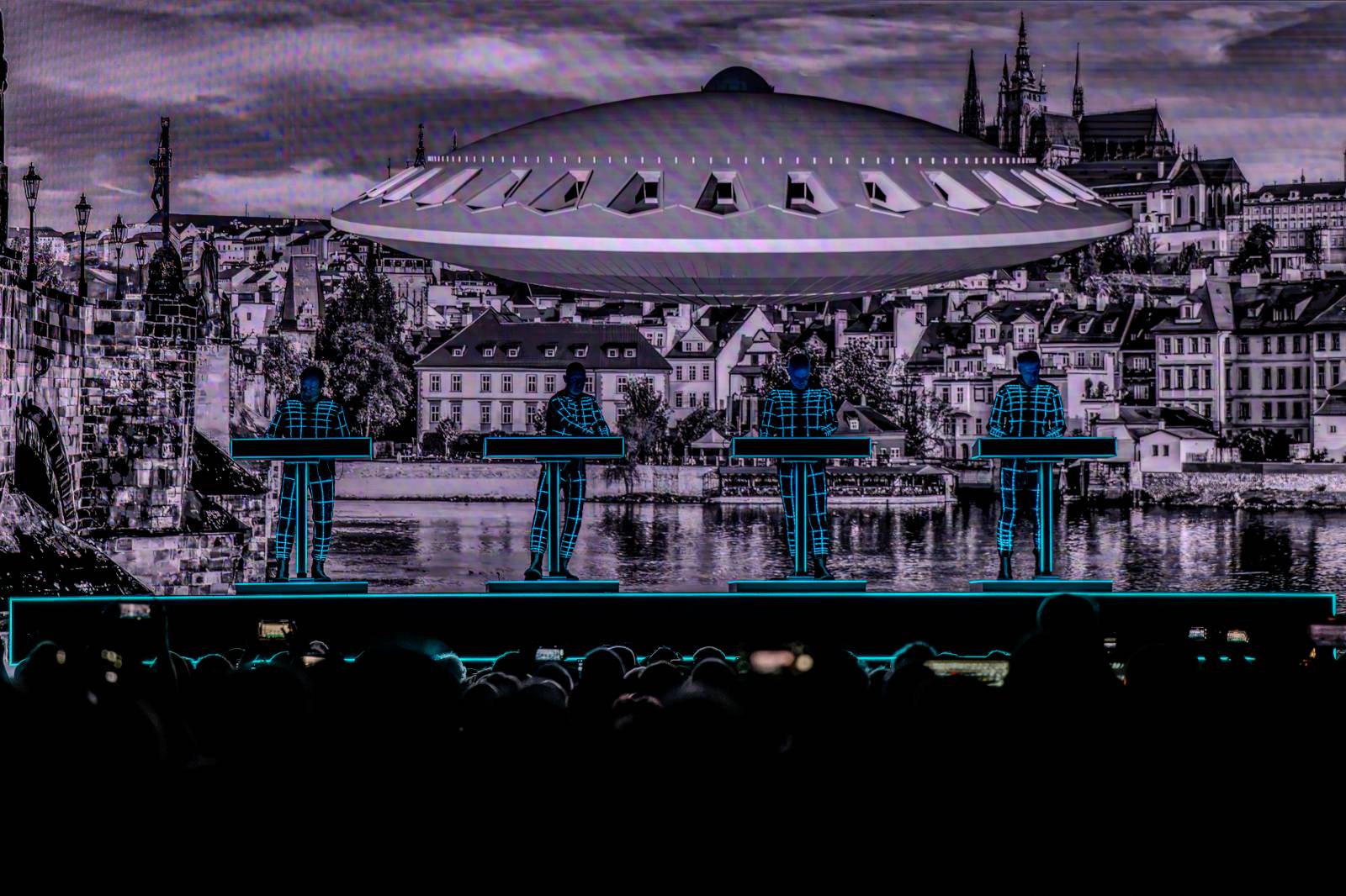 Duchovní otcové taneční a elektronické scény zpátky v Praze. Kraftwerk vystoupili ve Foru Karlín