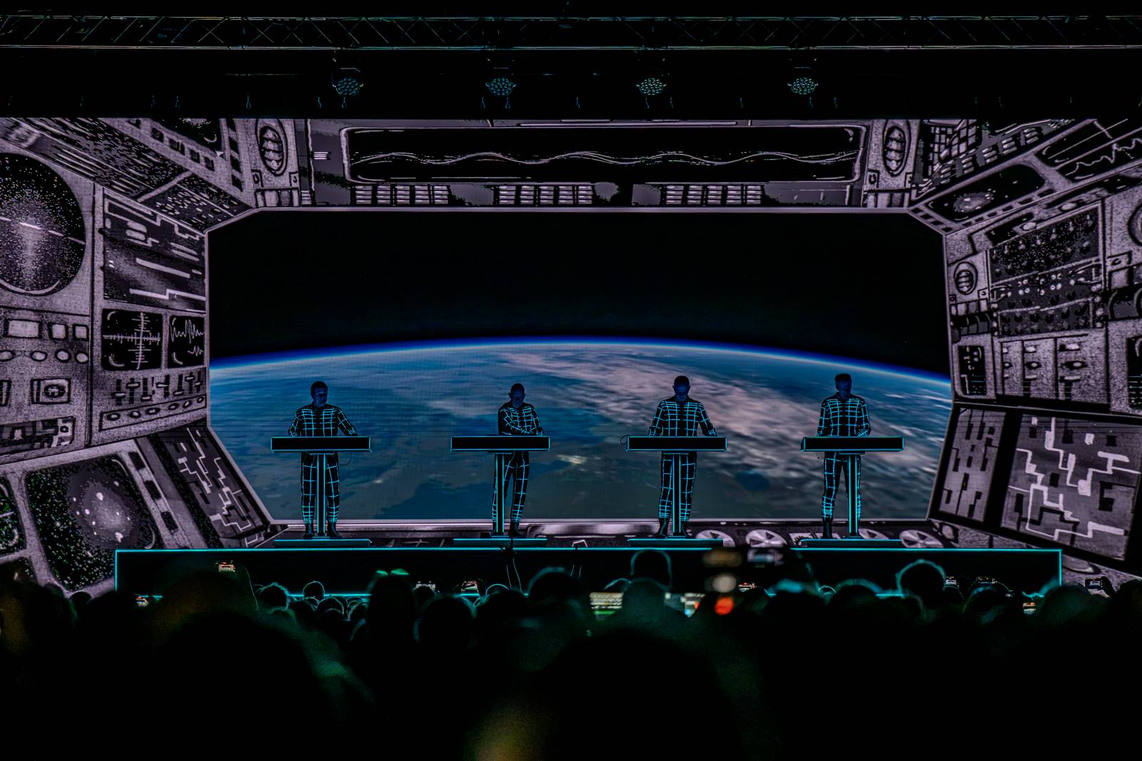 Duchovní otcové taneční a elektronické scény zpátky v Praze. Kraftwerk vystoupili ve Foru Karlín