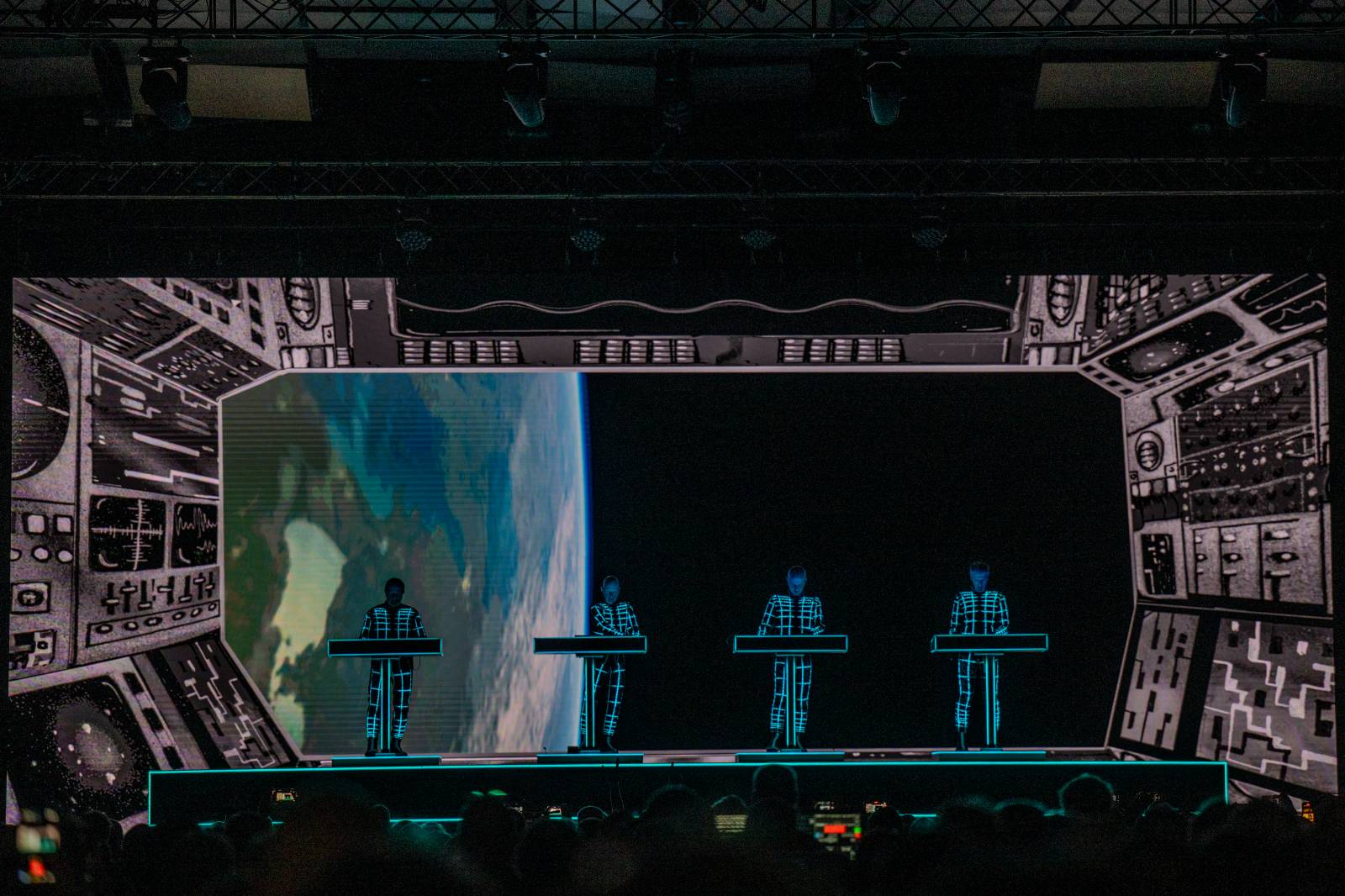 Duchovní otcové taneční a elektronické scény zpátky v Praze. Kraftwerk vystoupili ve Foru Karlín