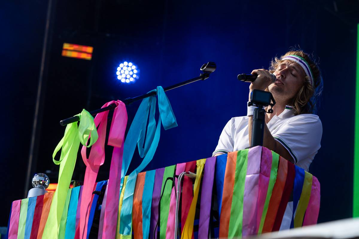 Aurora a Tom Rowlands coby Tomora ovládli druhý den Colours of Ostrava. Publikum roztančila Kateřina Marie Tichá a bavily i Japonky Atarashii Gakko