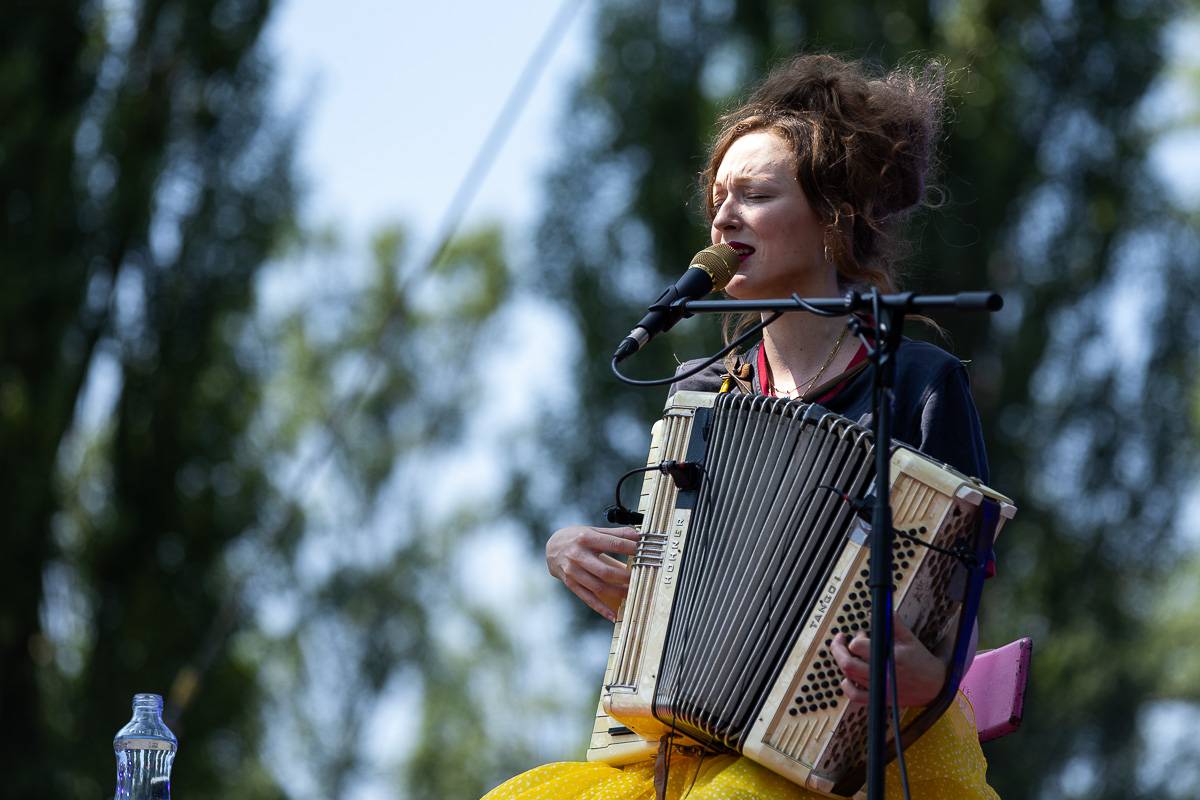 Aurora a Tom Rowlands coby Tomora ovládli druhý den Colours of Ostrava. Publikum roztančila Kateřina Marie Tichá a bavily i Japonky Atarashii Gakko