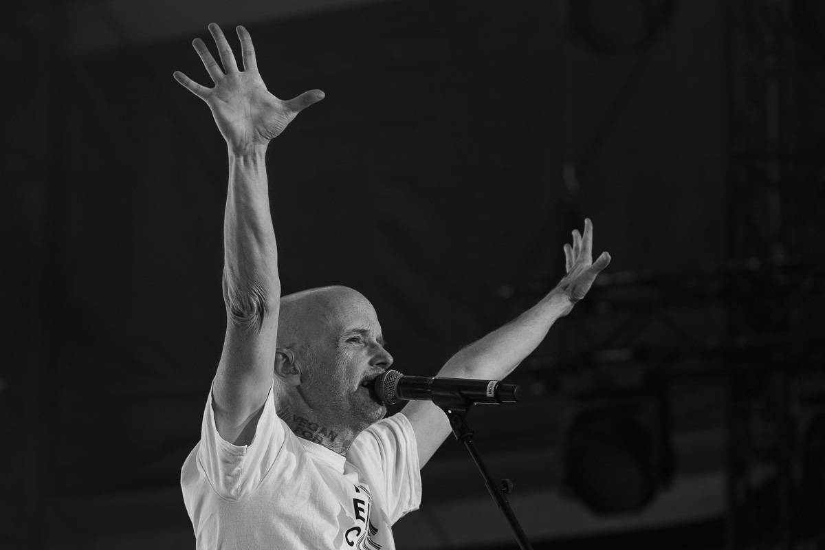 Chaos na Colours: Festival přerušila bouřka. Fanoušci na Mobyho tančili a zpívali v dešti