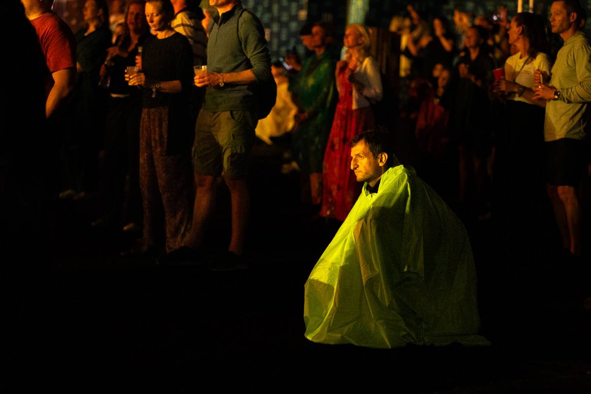 Chaos na Colours: Festival přerušila bouřka. Fanoušci na Mobyho tančili a zpívali v dešti