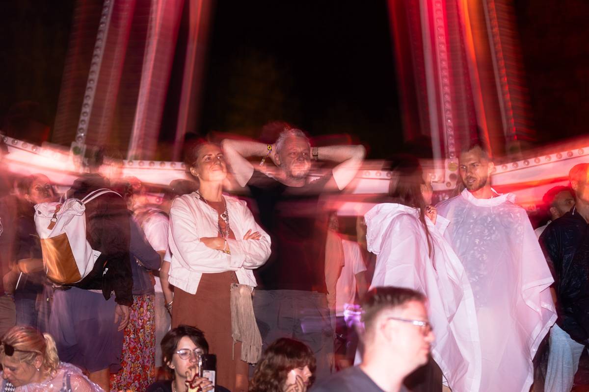 Chaos na Colours: Festival přerušila bouřka. Fanoušci na Mobyho tančili a zpívali v dešti
