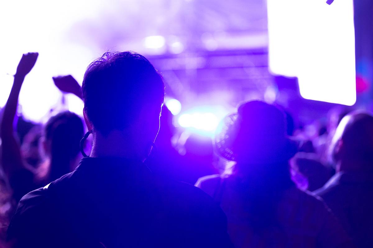 Chaos na Colours: Festival přerušila bouřka. Fanoušci na Mobyho tančili a zpívali v dešti