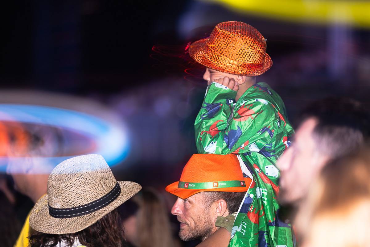 Chaos na Colours: Festival přerušila bouřka. Fanoušci na Mobyho tančili a zpívali v dešti