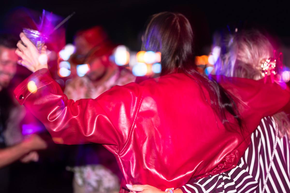 Chaos na Colours: Festival přerušila bouřka. Fanoušci na Mobyho tančili a zpívali v dešti