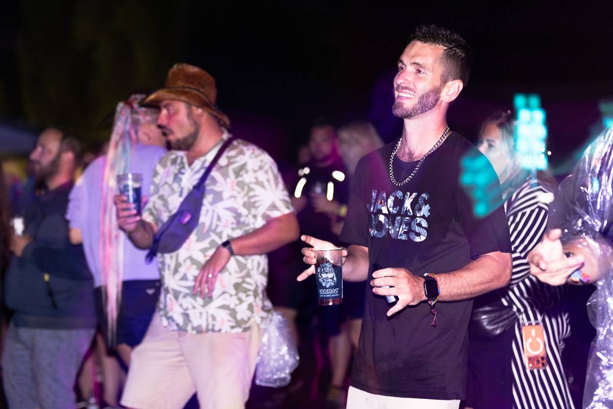 Chaos na Colours: Festival přerušila bouřka. Fanoušci na Mobyho tančili a zpívali v dešti