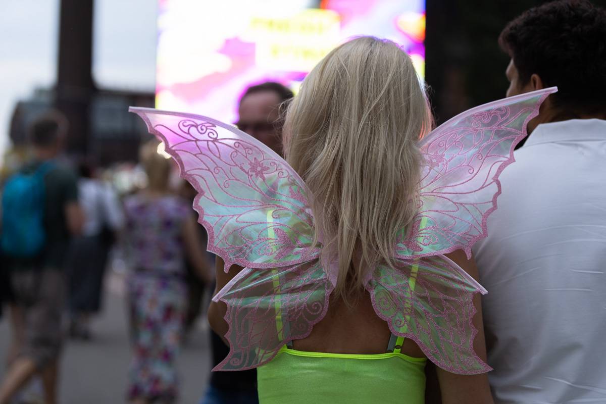 Chaos na Colours: Festival přerušila bouřka. Fanoušci na Mobyho tančili a zpívali v dešti