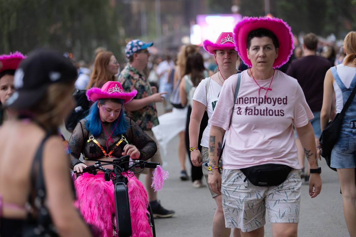 Chaos na Colours: Festival přerušila bouřka. Fanoušci na Mobyho tančili a zpívali v dešti