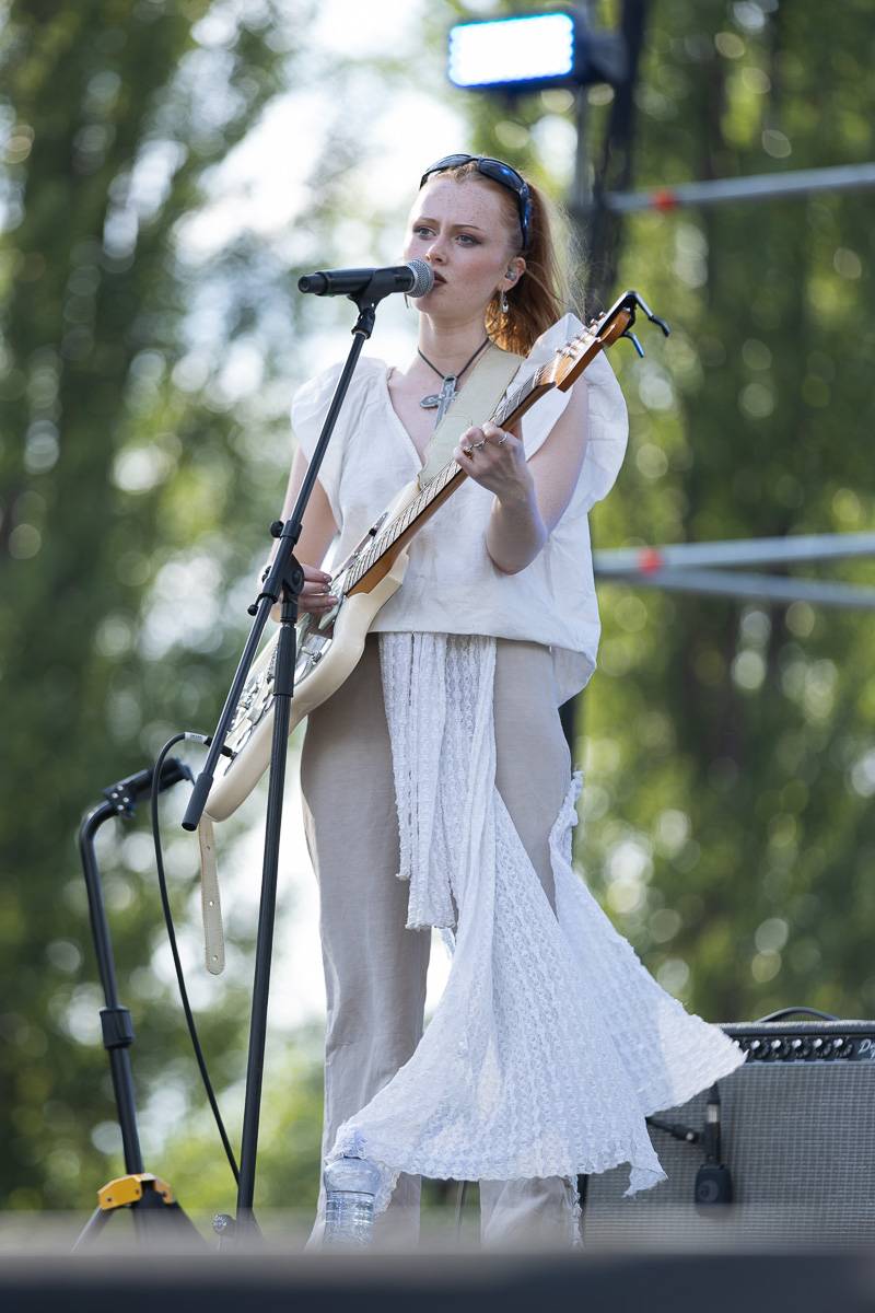 Chaos na Colours: Festival přerušila bouřka. Fanoušci na Mobyho tančili a zpívali v dešti