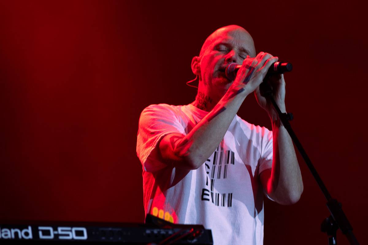 Chaos na Colours: Festival přerušila bouřka. Fanoušci na Mobyho tančili a zpívali v dešti
