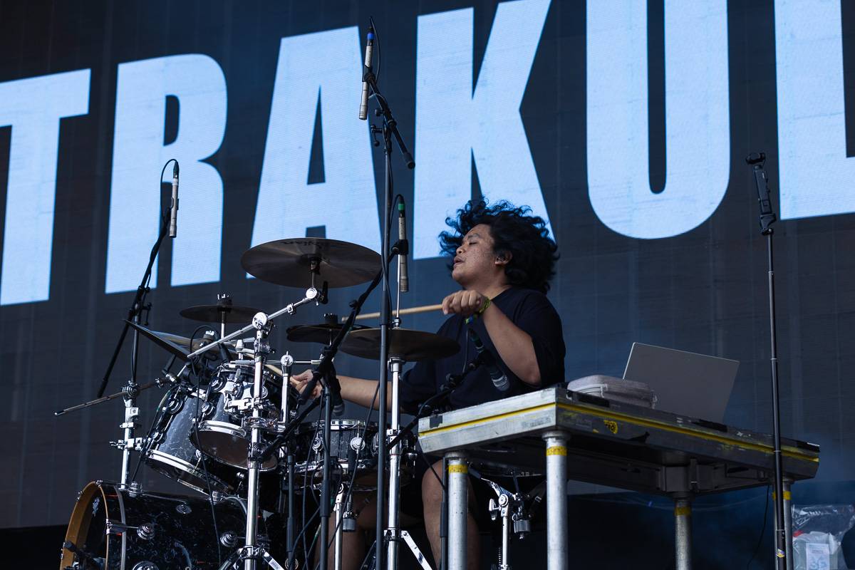 Chaos na Colours: Festival přerušila bouřka. Fanoušci na Mobyho tančili a zpívali v dešti