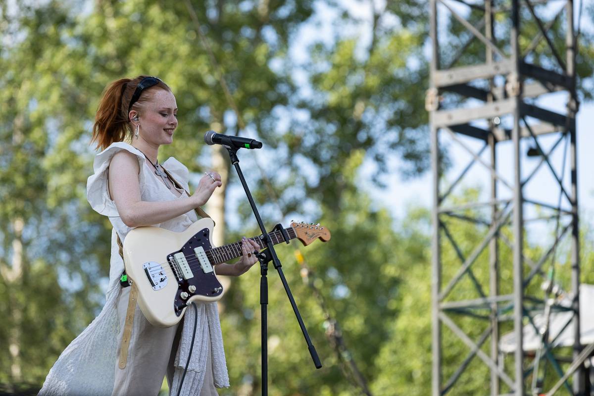 Chaos na Colours: Festival přerušila bouřka. Fanoušci na Mobyho tančili a zpívali v dešti