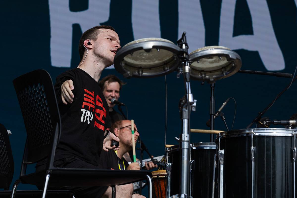 Chaos na Colours: Festival přerušila bouřka. Fanoušci na Mobyho tančili a zpívali v dešti