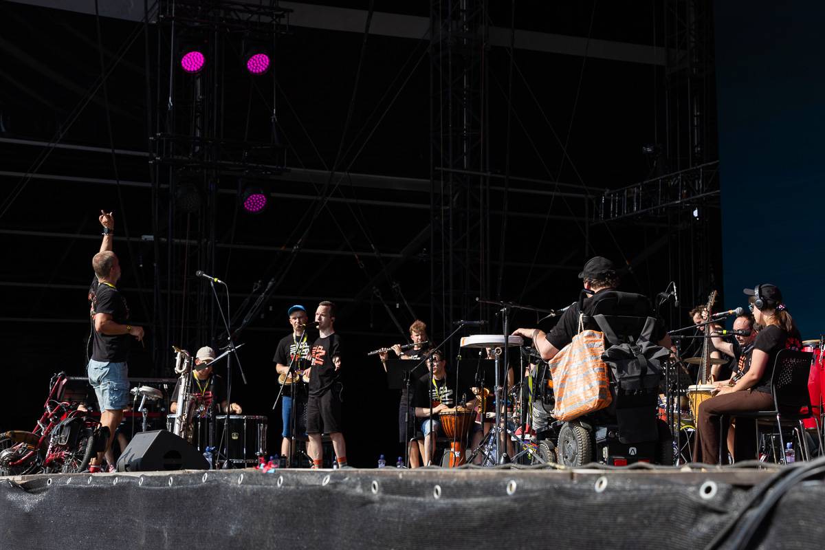 Chaos na Colours: Festival přerušila bouřka. Fanoušci na Mobyho tančili a zpívali v dešti