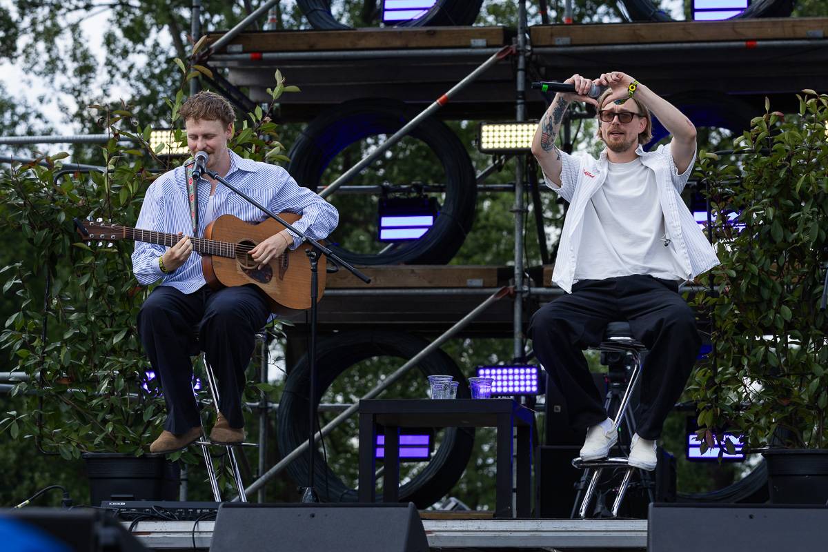 Chaos na Colours: Festival přerušila bouřka. Fanoušci na Mobyho tančili a zpívali v dešti