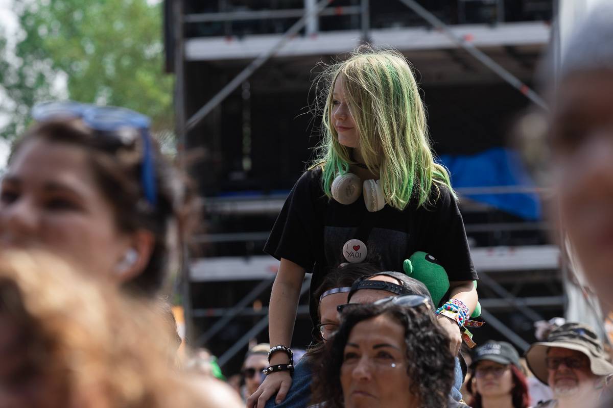 Chaos na Colours: Festival přerušila bouřka. Fanoušci na Mobyho tančili a zpívali v dešti